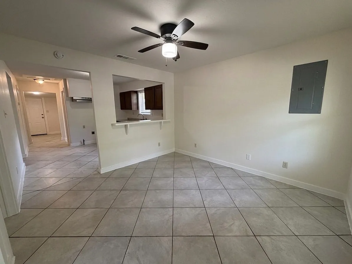 3 bed, 1000 sqft, $2,000 — Photo 2