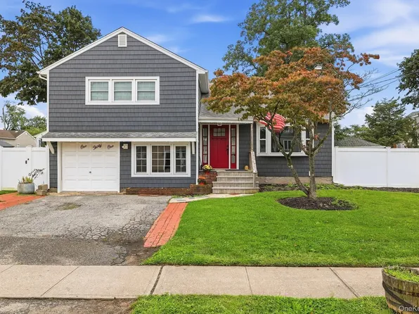 131 Fir Street, Lindenhurst, NY 11757