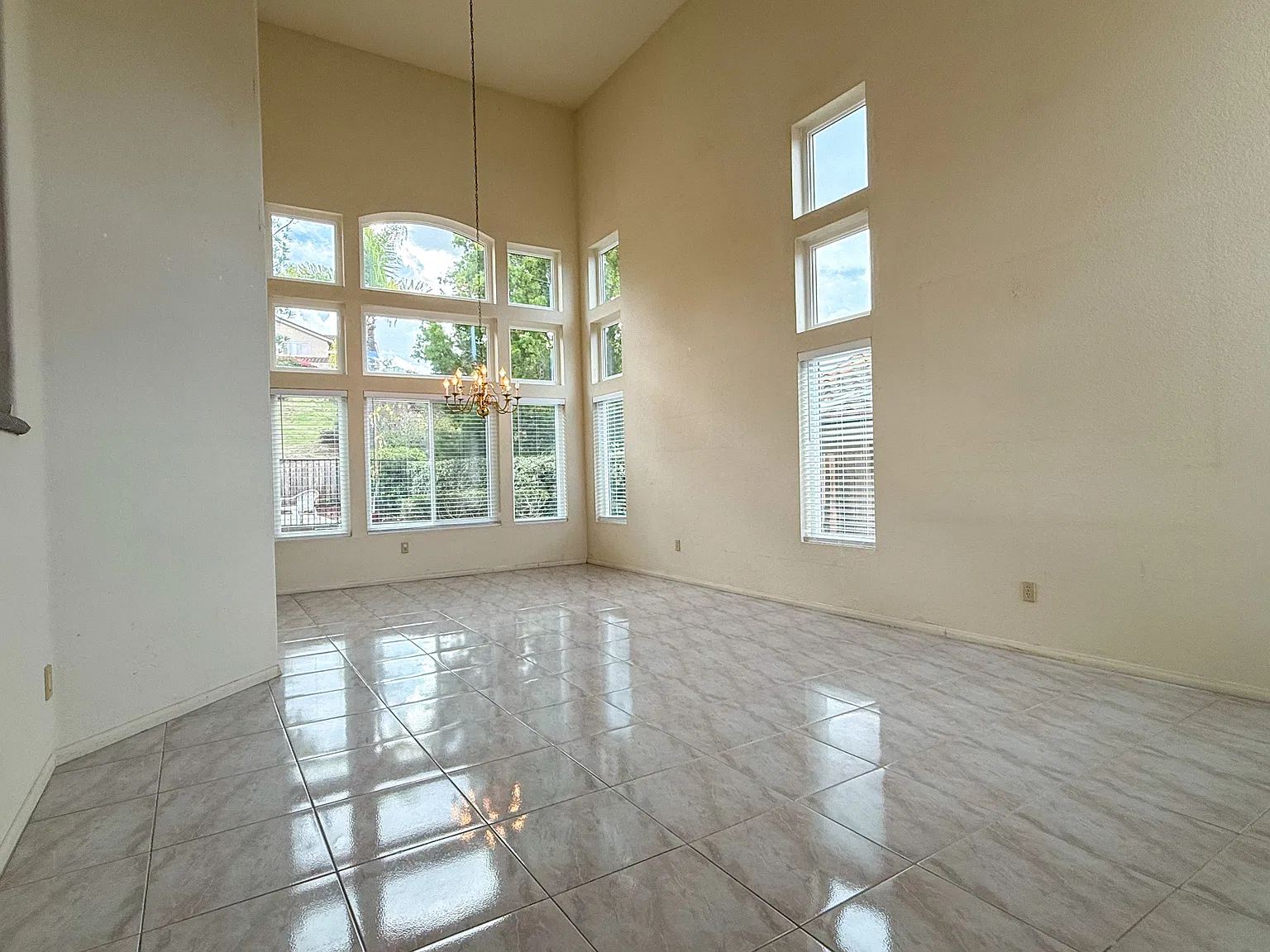 5 bed, 2700 sqft, $5,995 — Photo 4