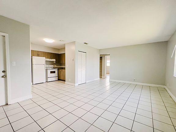 3rd image of 1007 W Prospect Rd APT 205