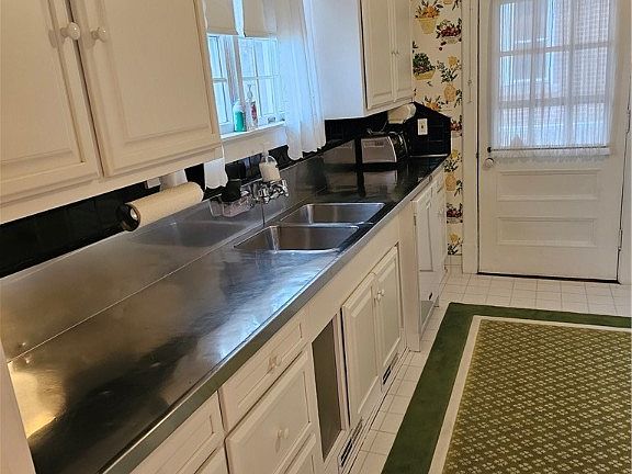 5th image of 562 N Maple Ave