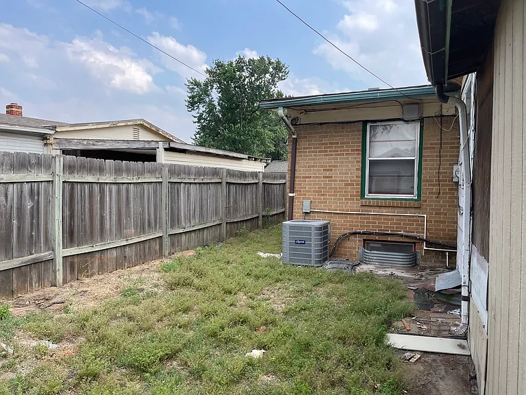 1126 E Berkeley Ave — Photo 3