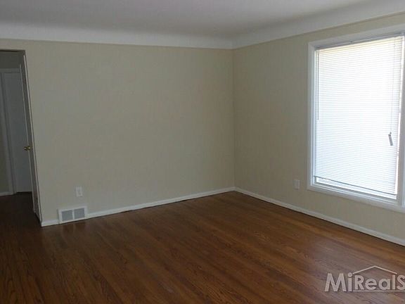 3rd image of 35877 Leon St