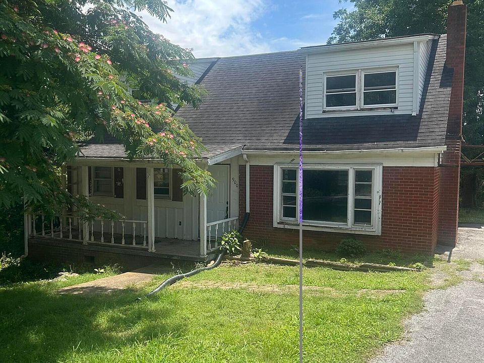 2nd image of 900 W 2nd Ave