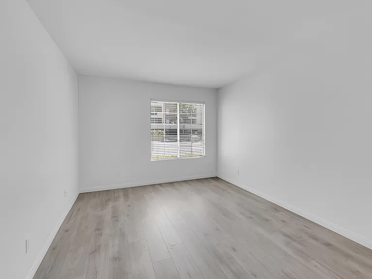 21450 Burbank Blvd #118 — Photo 6