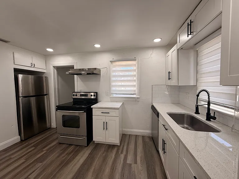 621 E St #A — Photo 6