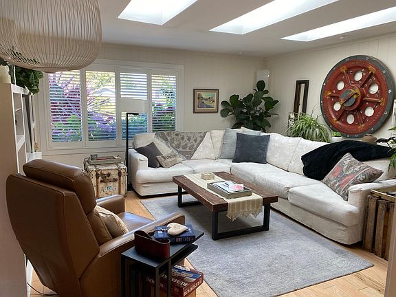 Living room/tv on wall to left