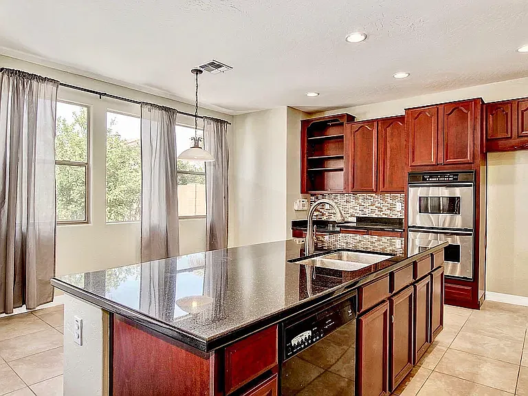 5 bed, 4.5 bath, 4000 sqft, $3,800 — Photo 4