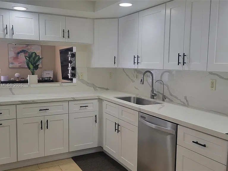 9894 Fairway Cove Ln — Photo 3