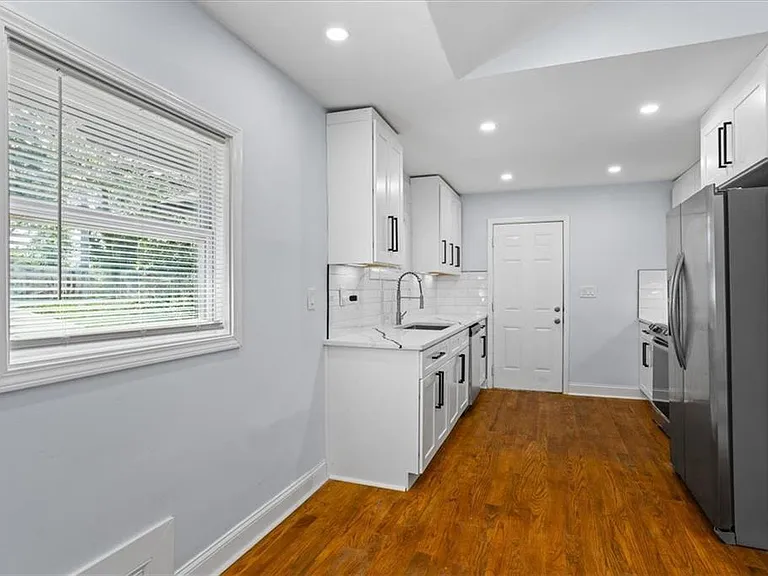 2223 Columbia Dr — Photo 11