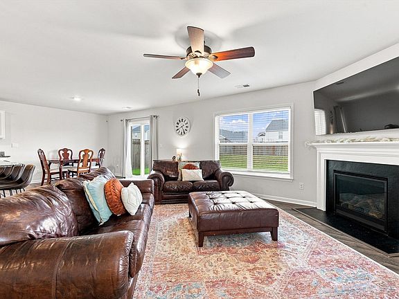 2nd image of 132 Boxbury Way