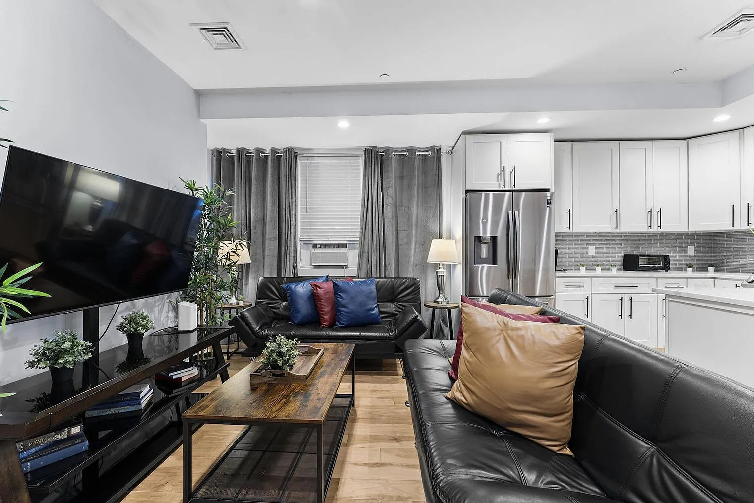 2 bed, 2.0 bath, 968 sqft, $5,125 — Photo 3