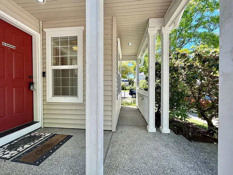 1218 NE Kinney St — Photo 2