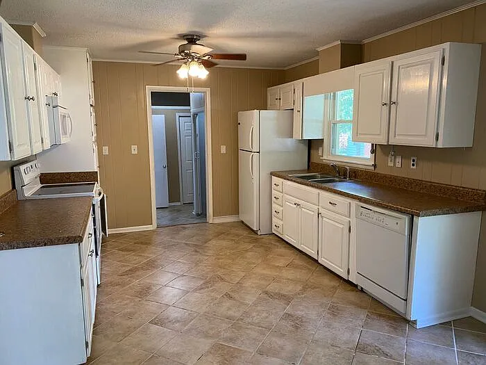 512 Clift Dr — Photo 5