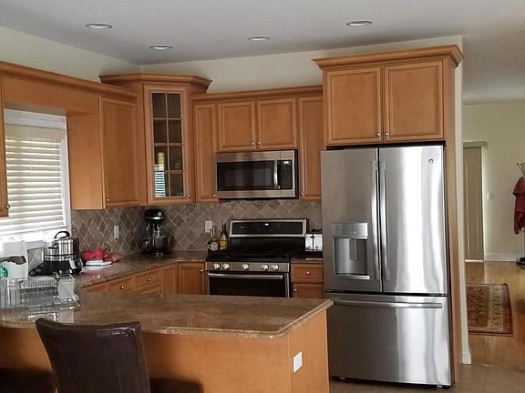 3rd image of 125 Arbutus Ave