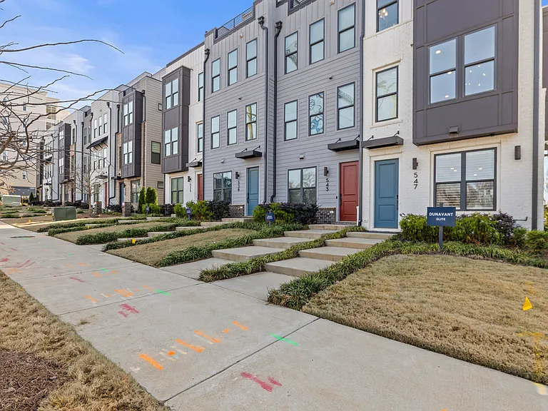 539 W Tremont Ave — Photo 1