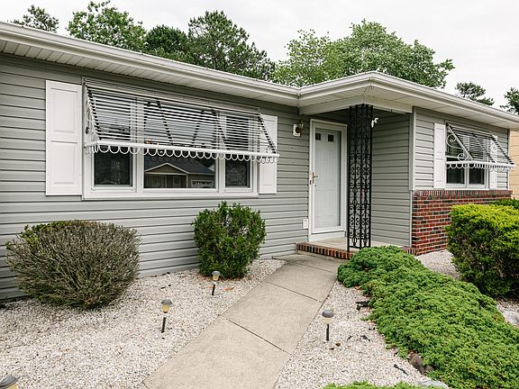3rd image of 6 Zeeland Dr