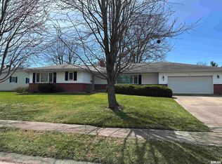 9 Clover Dr, Jacksonville, IL 62650