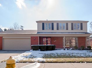 575 Woods Ln, Grosse Pointe Woods, MI 48236