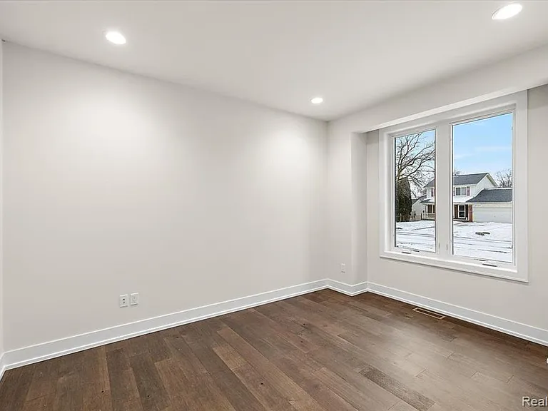 2911 Walsh Dr — Photo 6