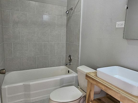 4th image of 3214 W Travis St