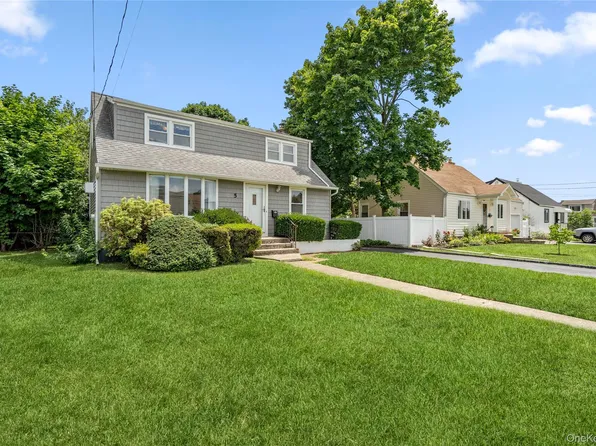 5 Center Court, Bethpage, NY 11714