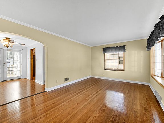 3rd image of 2826 Garfield Ave