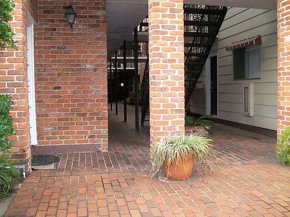3rd image of 2855 Saint Charles Ave