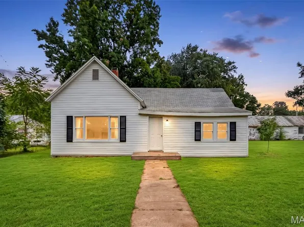 806 S 4th St, Clarksville, MO 63336