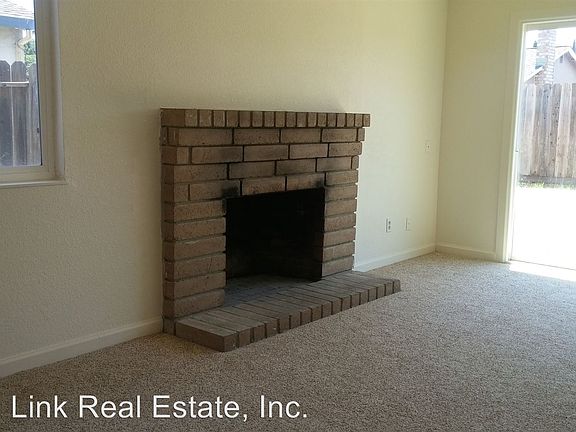 4th image of 290 Cambridge Dr
