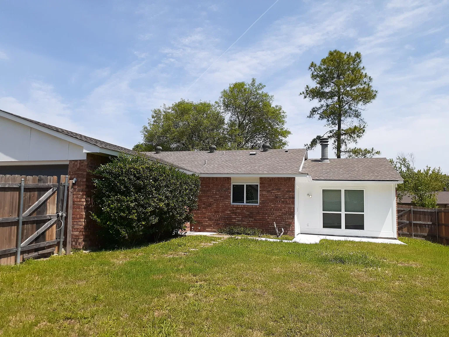 3 bed, 1644 sqft, $2,060 — Photo 2