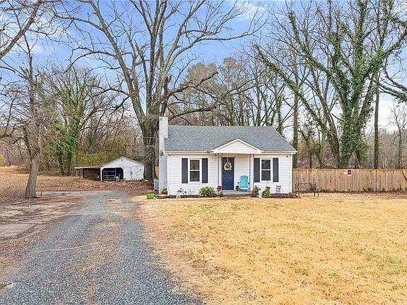 3rd image of 4015 Pleasant Garden Rd