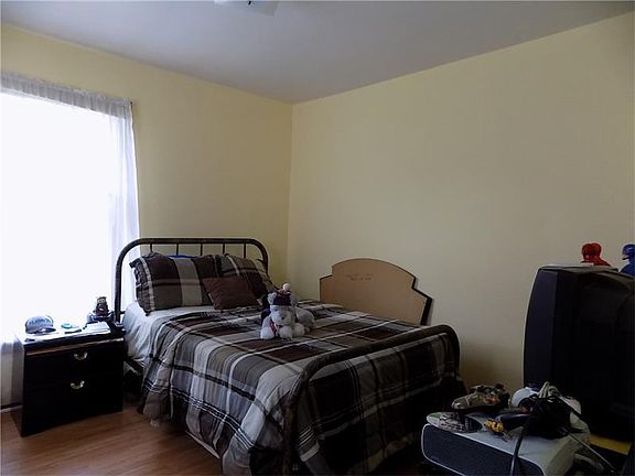 4th image of 410 Eau Claire St