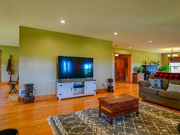 3rd image of 67280 Woodfield Dr