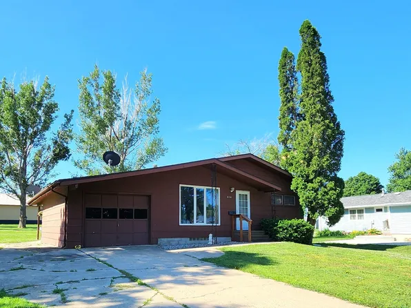 414 Railroad St, Hull, IA 51239