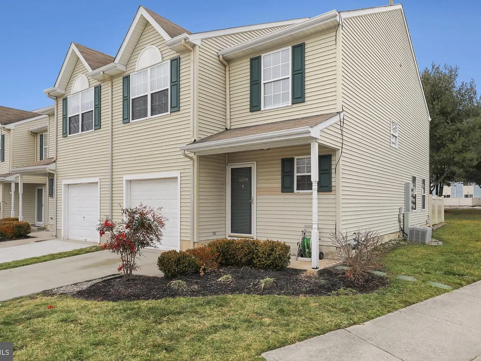 3 bed, 2.5 bath, 1655 sqft, $2,850 — Photo 2