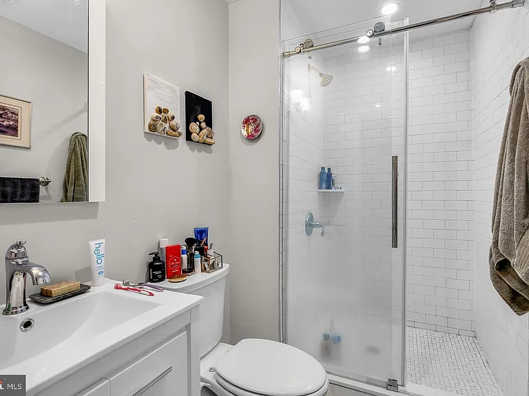 927 Clinton St #2F — Photo 6