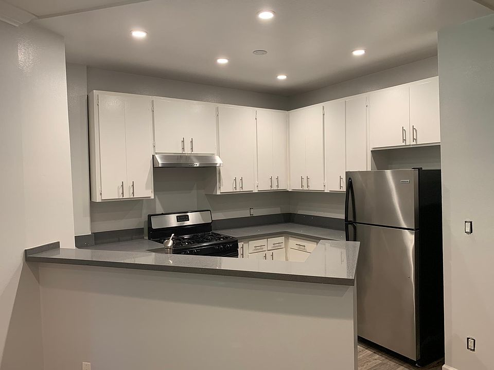 1st image of 2107 N Beachwood Dr APT 206