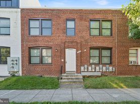 2021 E St NE