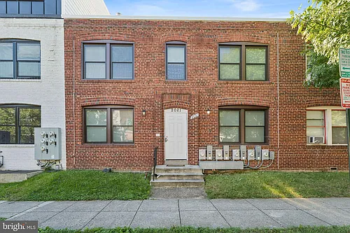 2021 E St NE #2 Photo 1
