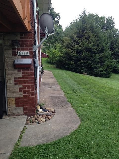 608 Berwyn Avenue driveway entrance