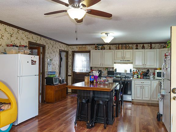 3rd image of 413 Paragon Dr