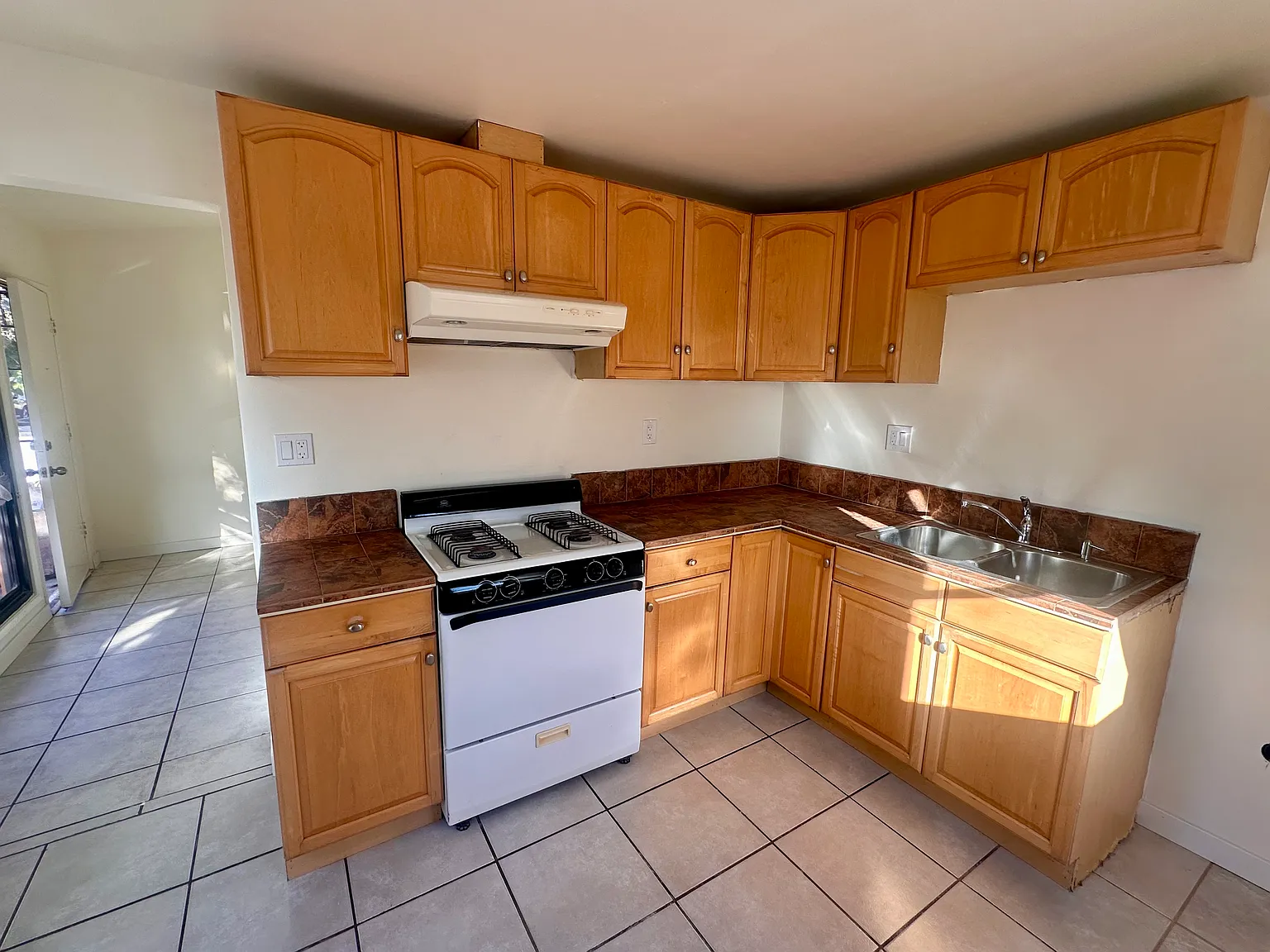 2 bed, 750 sqft, $2,800 — Photo 4