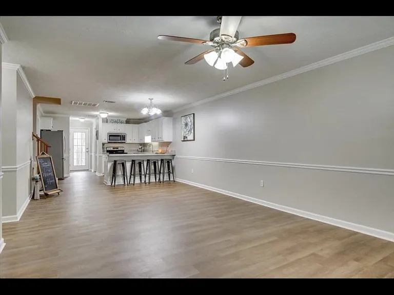 616 Goodale Ln — Photo 2