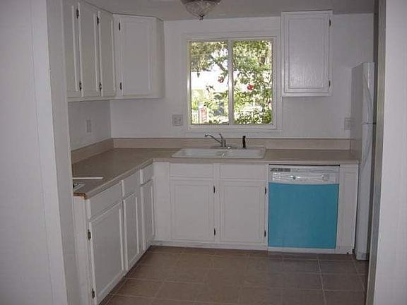 Newly Renovated Kitchen w/ New Appliances