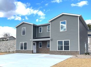 909 E Trafzer St, Petersburg, IN 47567