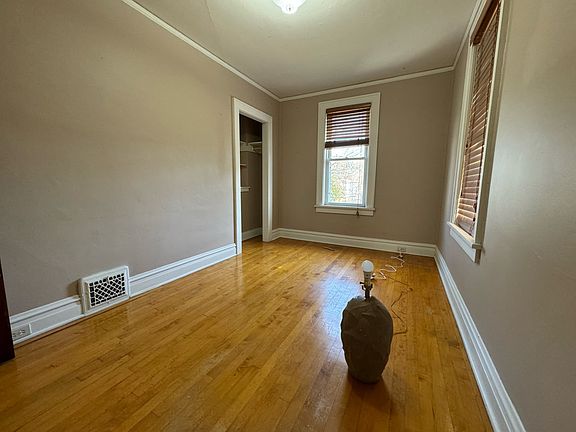 5th image of 418 N 8th Ave E