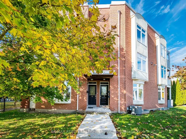 2386 Munns Ave #E, Oakville, ON L6H 6G9