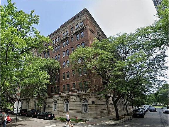 Lincoln Park living. Close to Diversey Harbor, Lincoln Park Zoo, and everything the neighborhood has top offer.