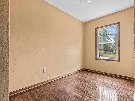 4th image of 2714 Hanson St